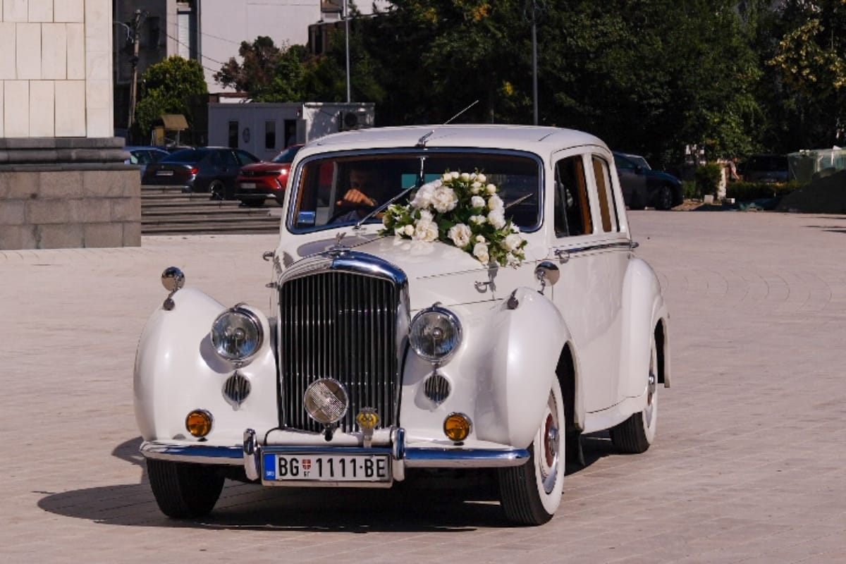 Tamara Milutinovic i Darko Jevtic napustili hram (4).jpg