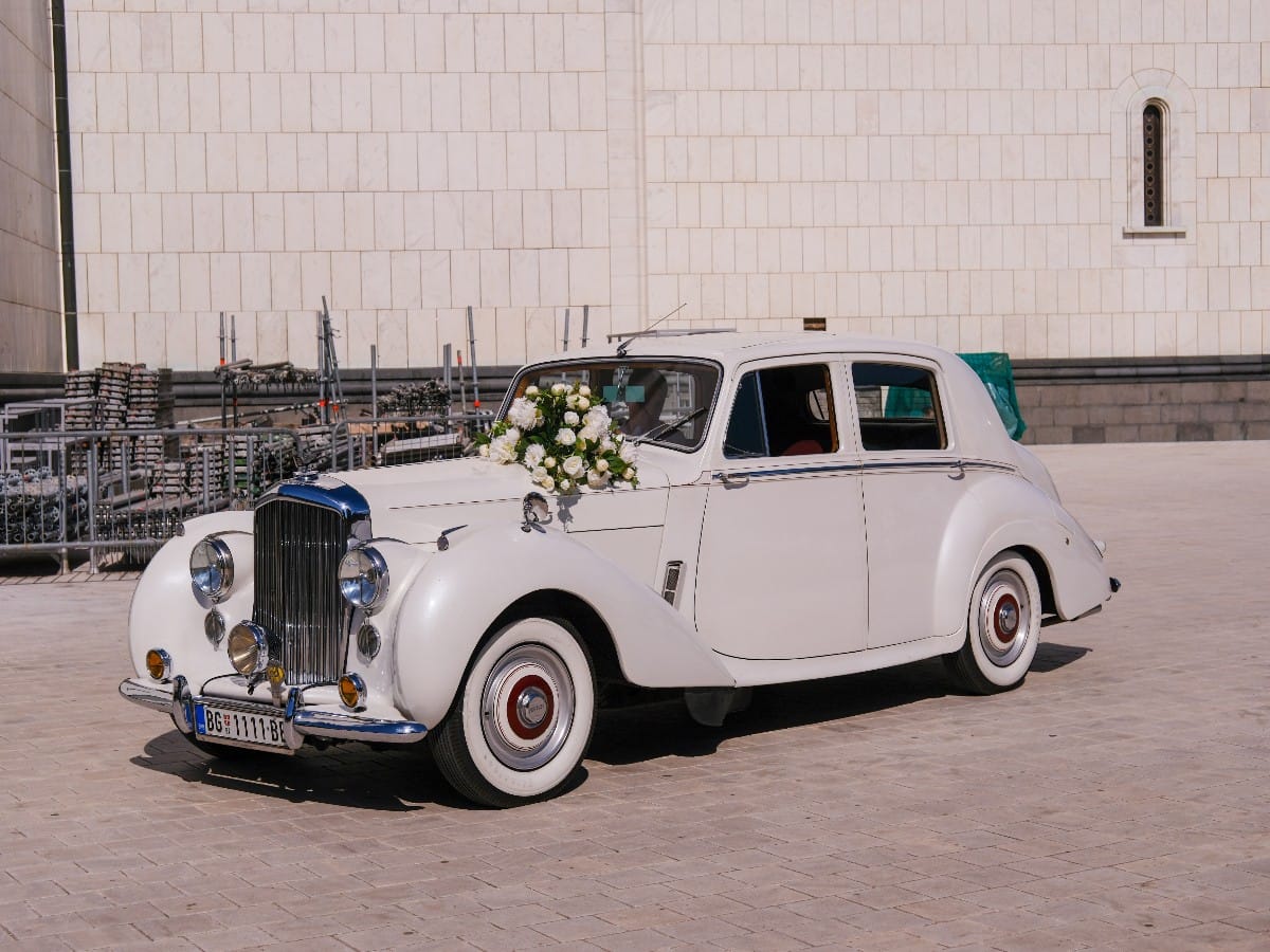 Tamara Milutinovic i Darko Jevtic napustili hram (7).jpg