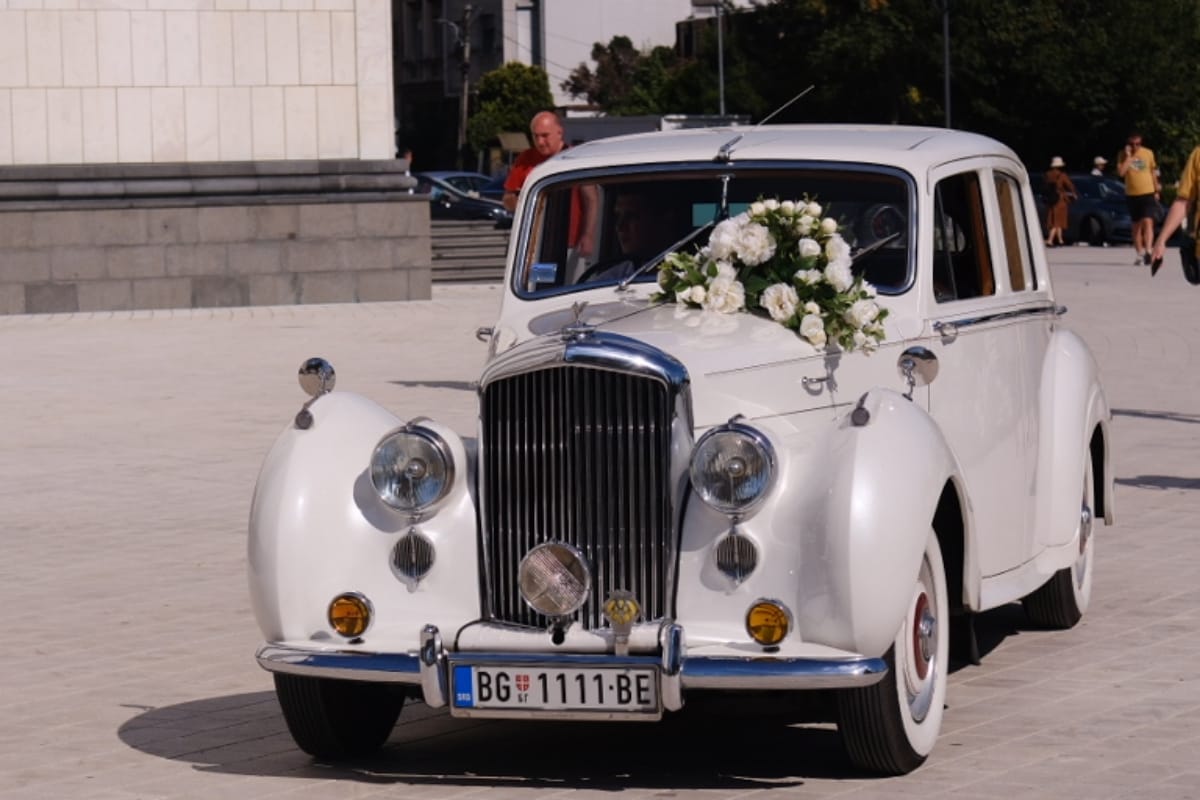 Tamara Milutinovic i Darko Jevtic napustili hram (8).jpg