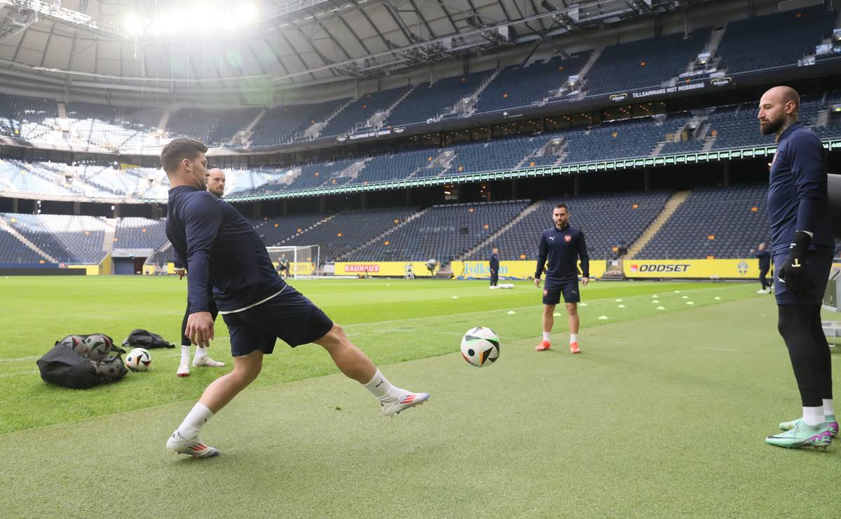 Fudbaleri Srbije na treningu u Stokholmu (4).jpg