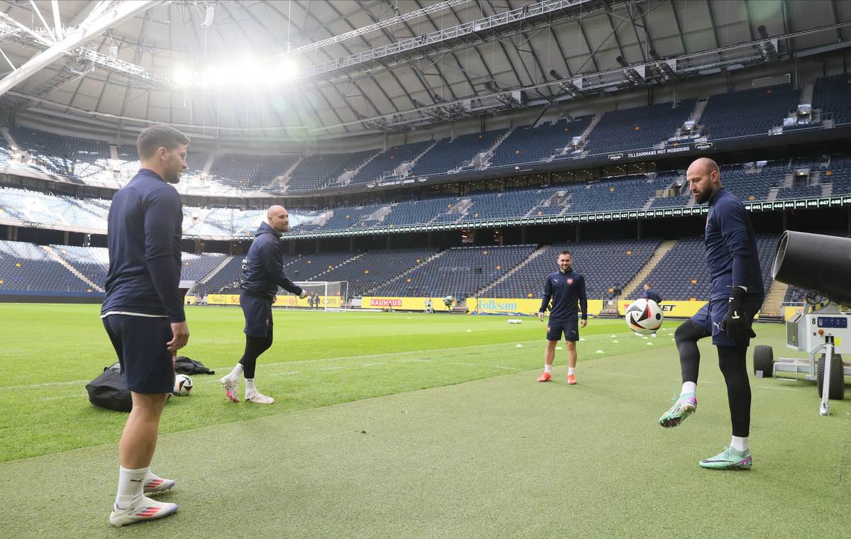 Fudbaleri Srbije na treningu u Stokholmu (6).jpg