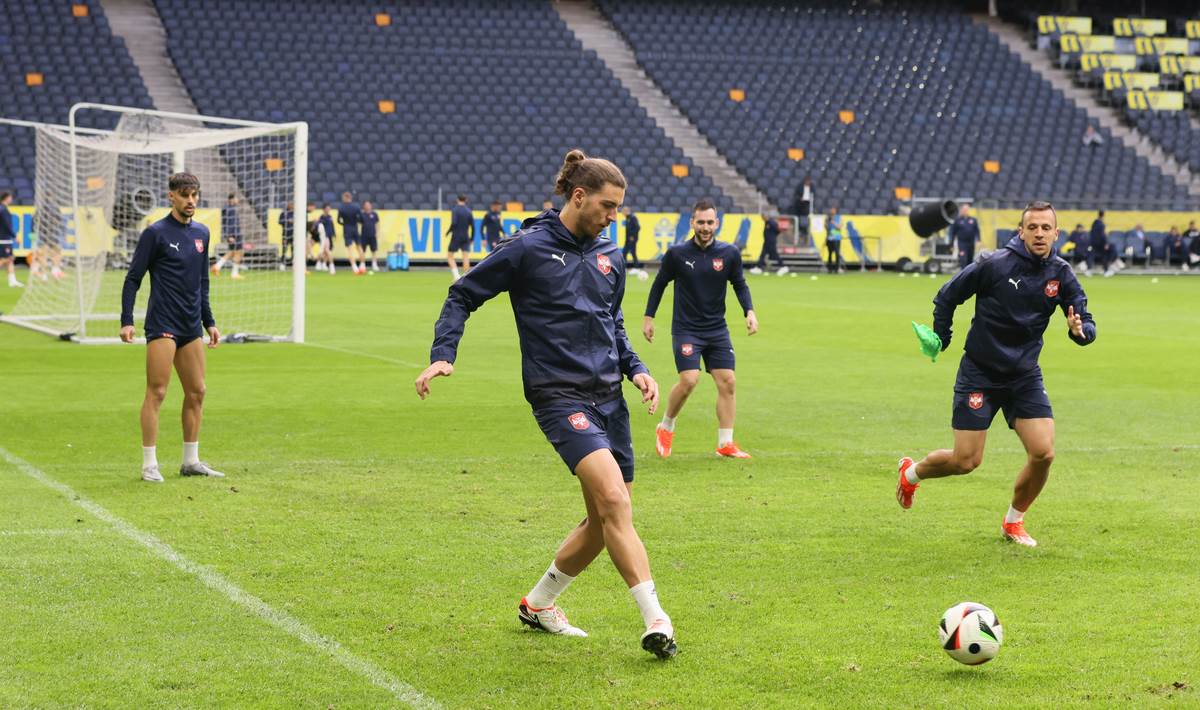 Fudbaleri Srbije na treningu u Stokholmu (9).jpg