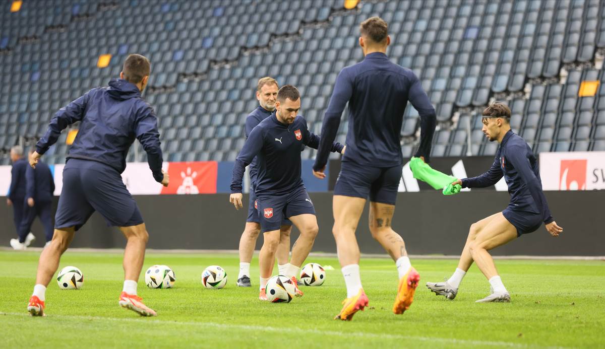 Fudbaleri Srbije na treningu u Stokholmu (10).jpg