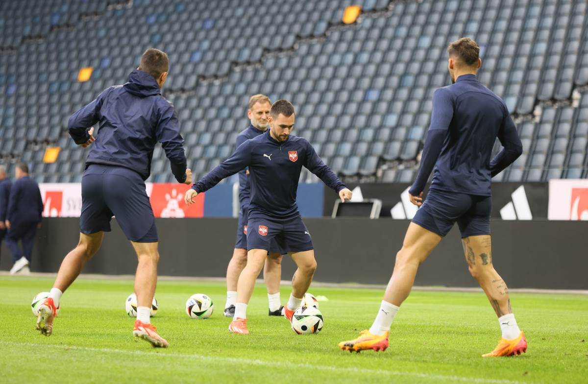 Fudbaleri Srbije na treningu u Stokholmu (11).jpg