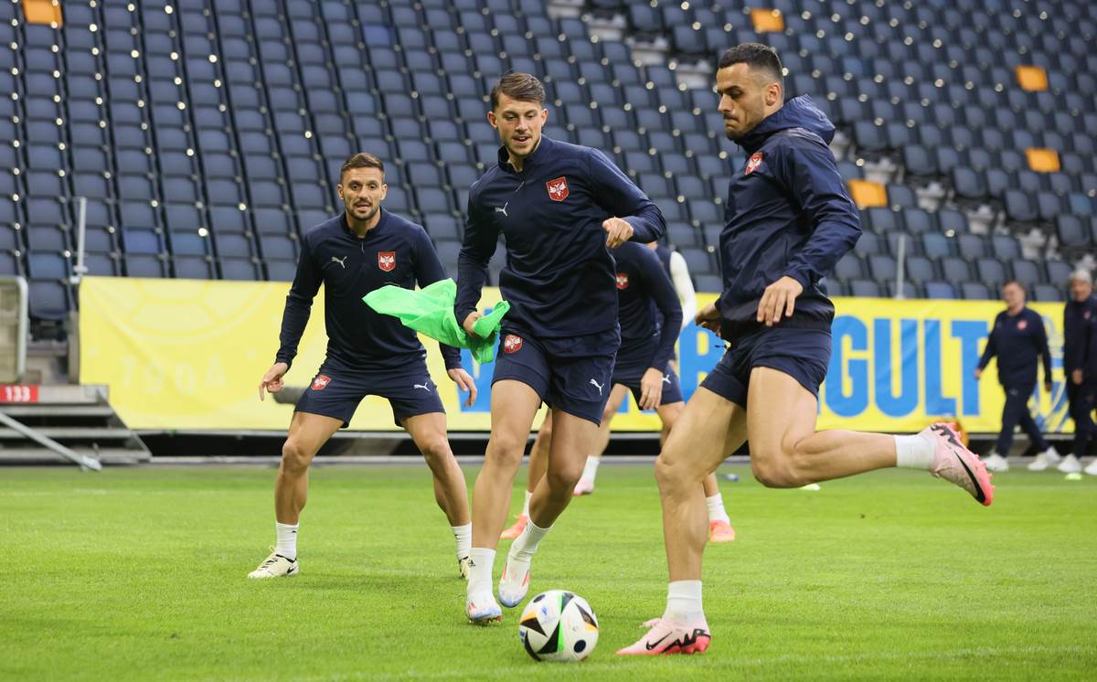 Fudbaleri Srbije na treningu u Stokholmu (12).jpg