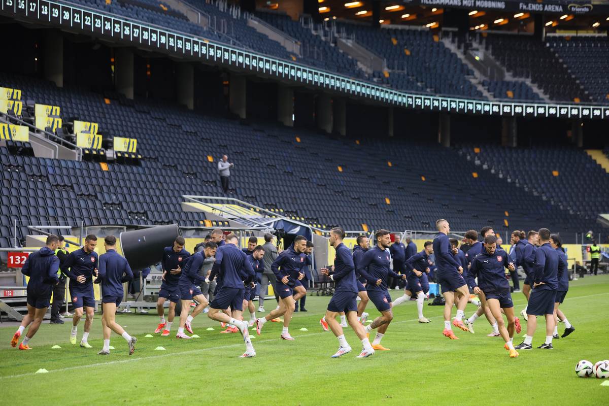 Fudbaleri Srbije na treningu u Stokholmu (13).jpg