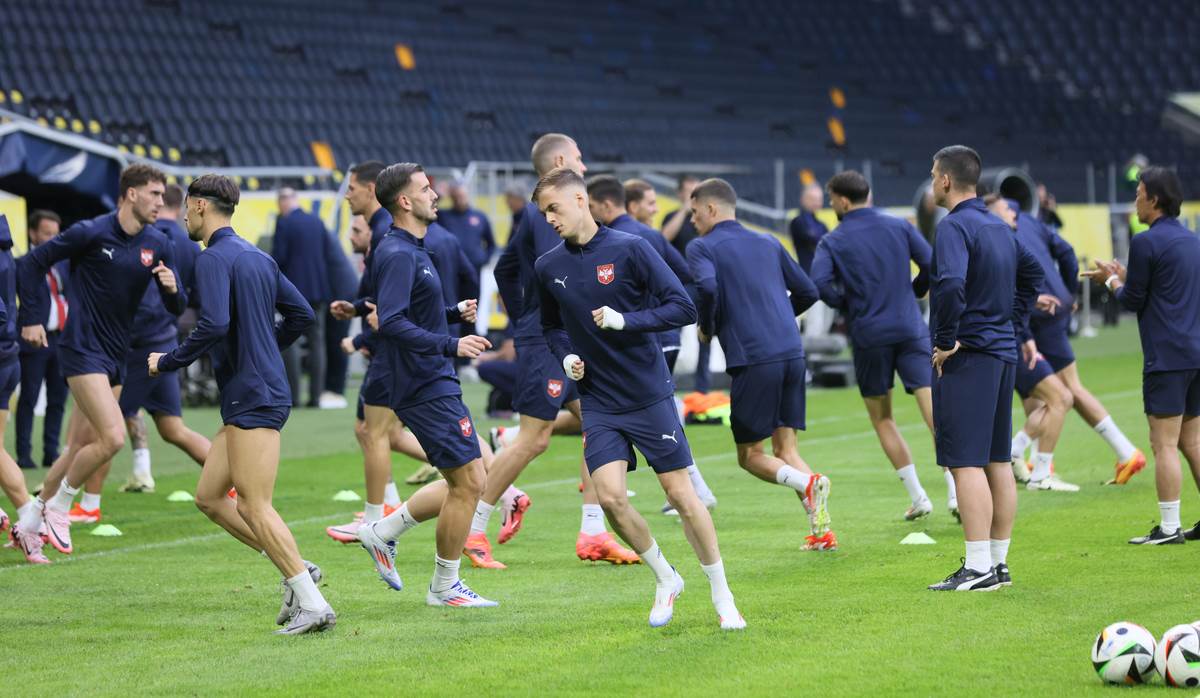 Fudbaleri Srbije na treningu u Stokholmu (14).jpg