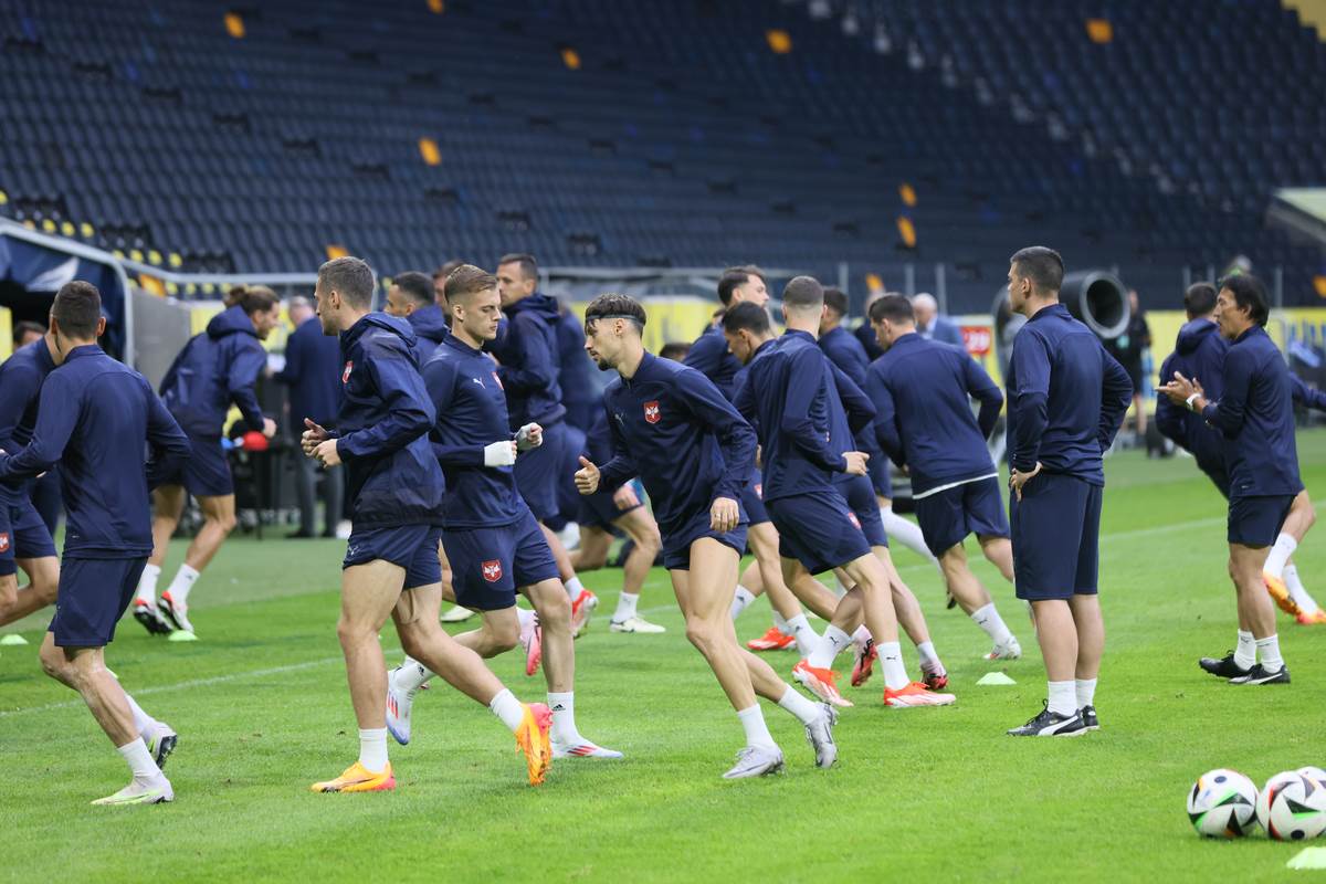 Fudbaleri Srbije na treningu u Stokholmu (15).jpg