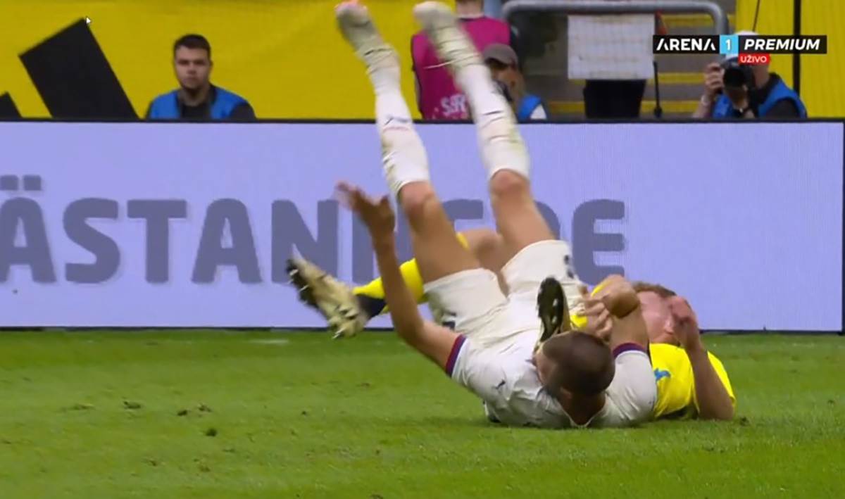 Strahinja Pavlović žuti karton (5).jpg