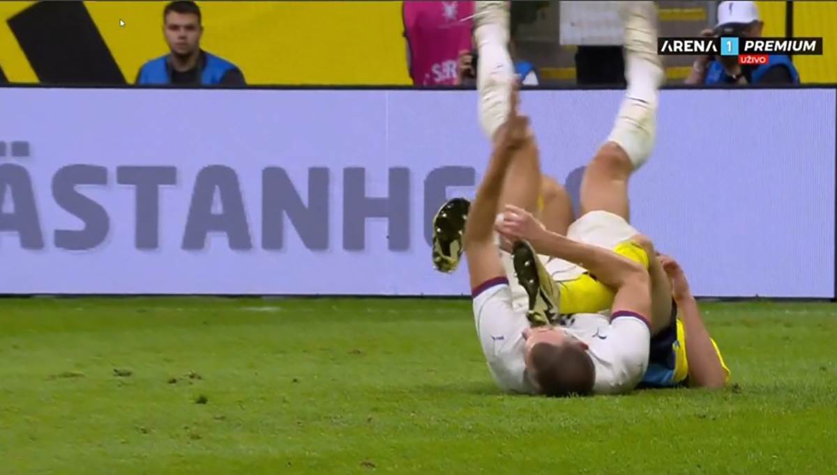 Strahinja Pavlović žuti karton (6).jpg