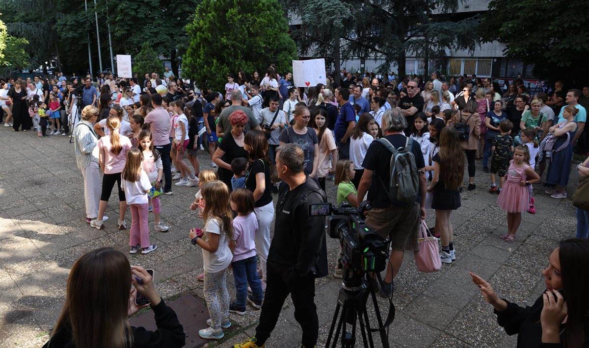 Protest ispred OŠ Jovan Dučić (3).jpg