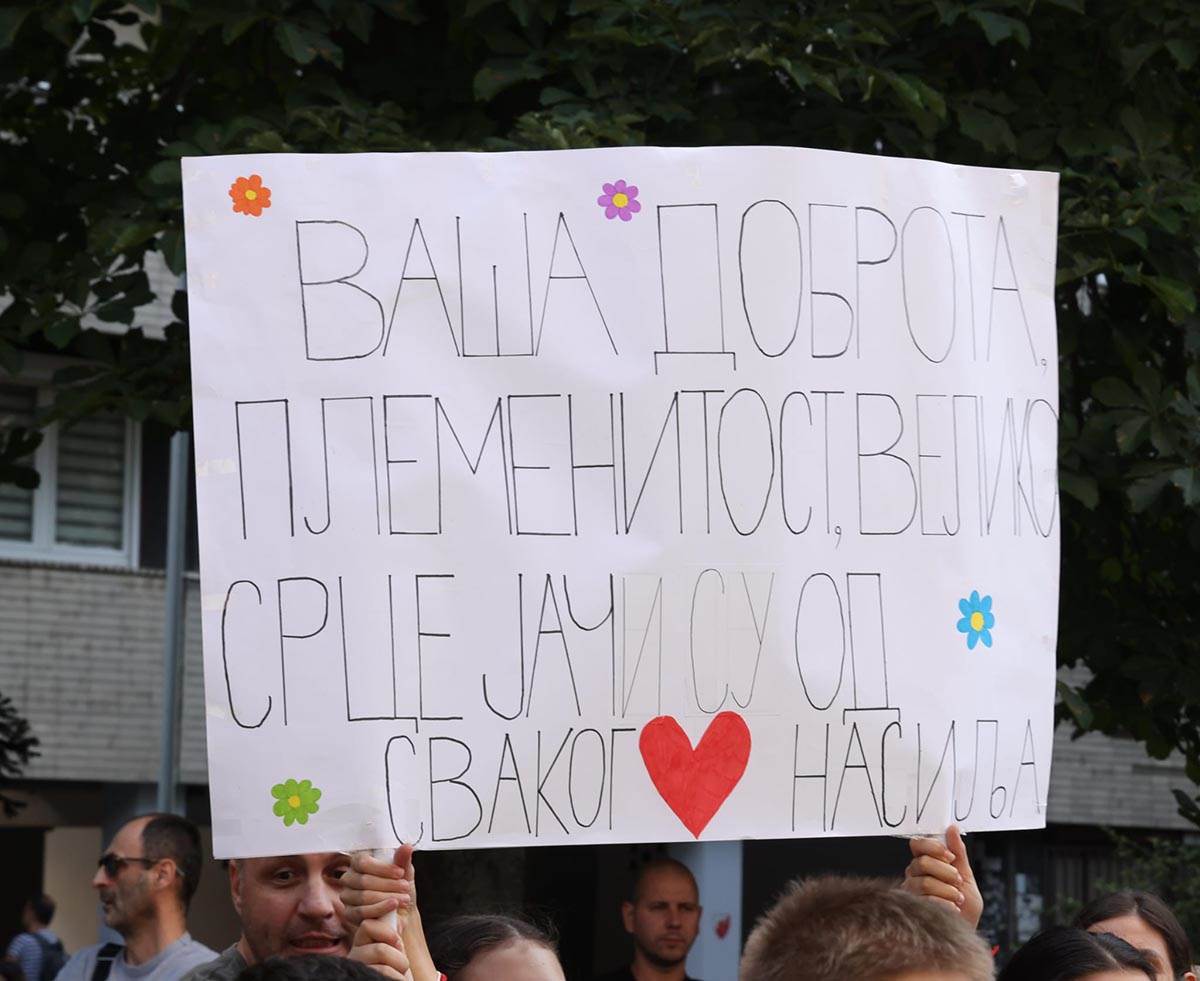 Protest ispred OŠ Jovan Dučić (5).jpg