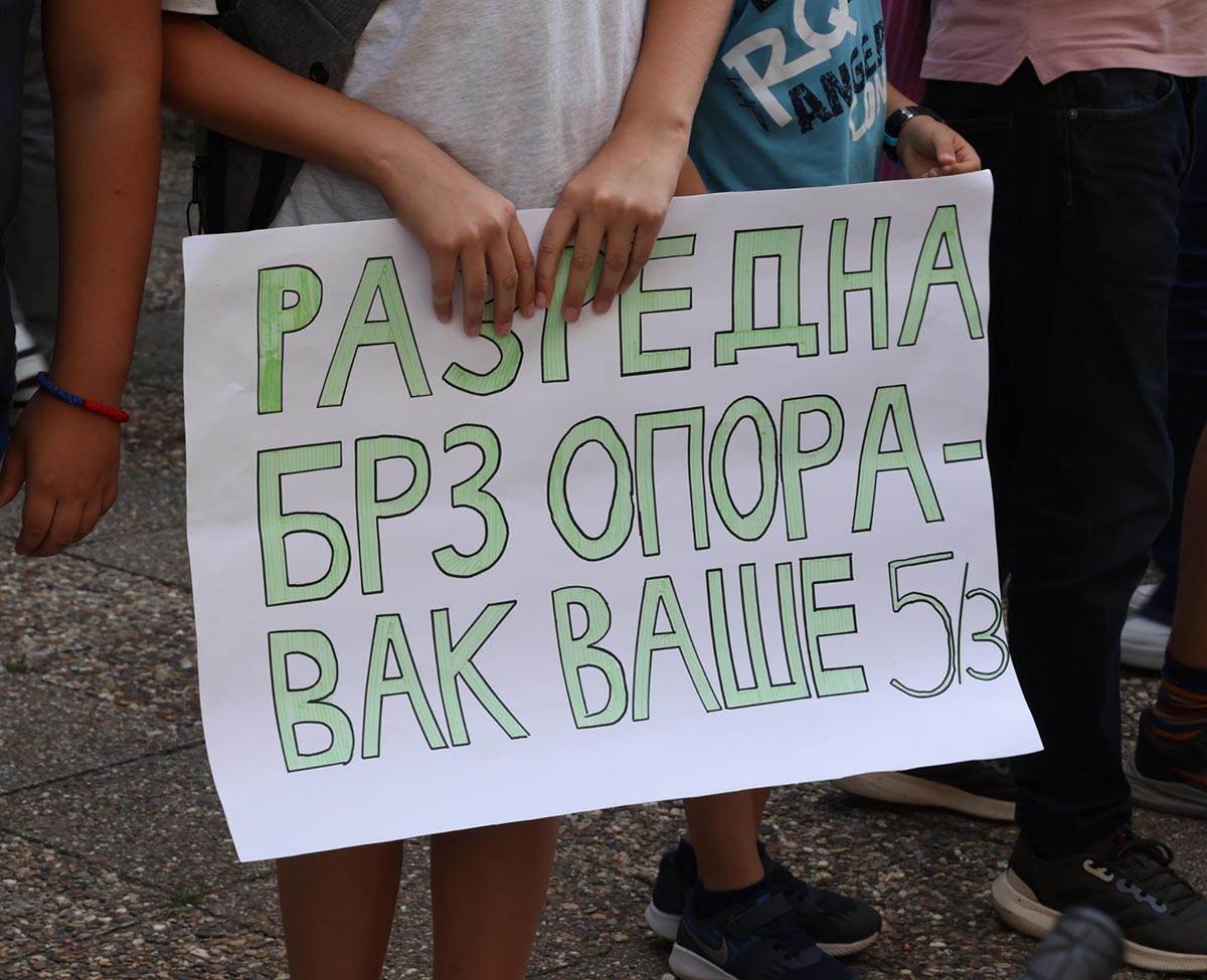 Protest ispred OŠ Jovan Dučić (6).jpg