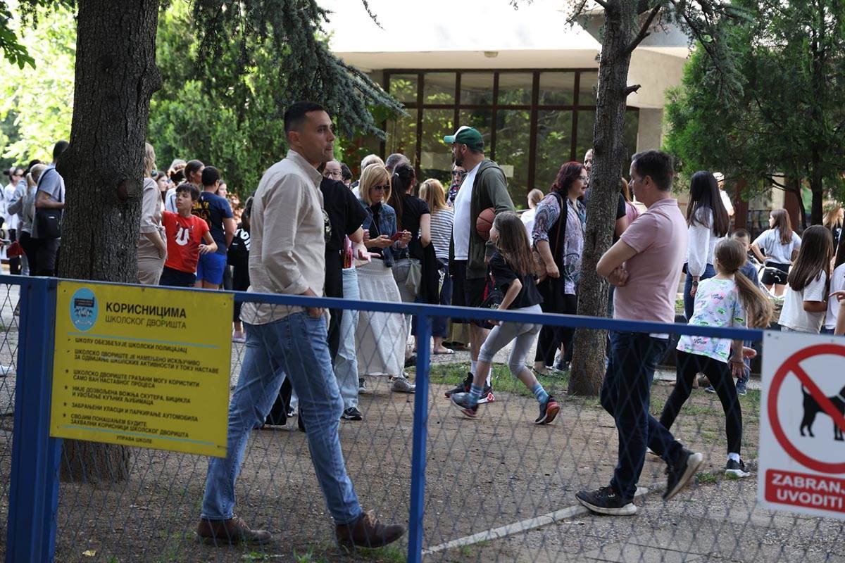 Protest ispred OŠ Jovan Dučić (10).jpg