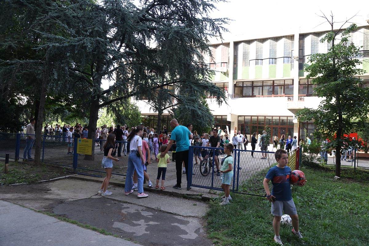 Protest ispred OŠ Jovan Dučić (12).jpg