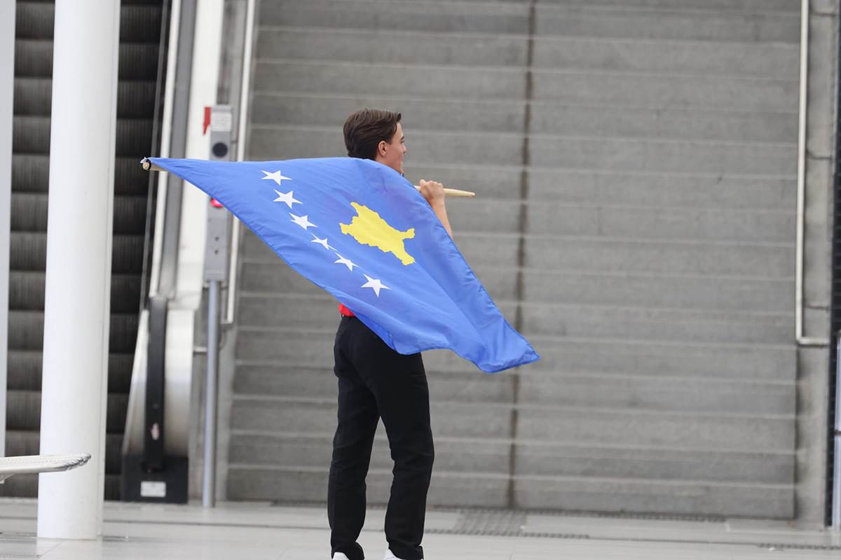 Navijač sa zastavom tzv Kosova provocirao pred meč Srbije