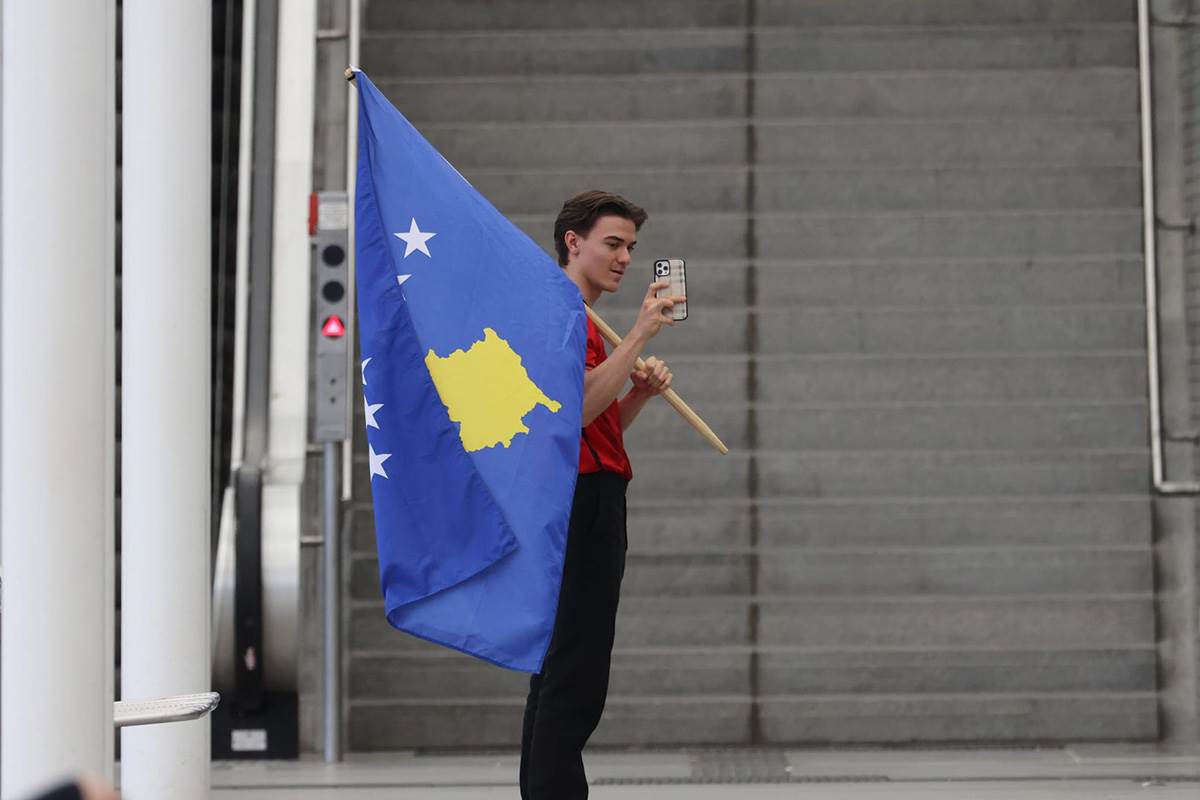 Navijač sa zastavom tzv Kosova provocirao pred meč Srbije