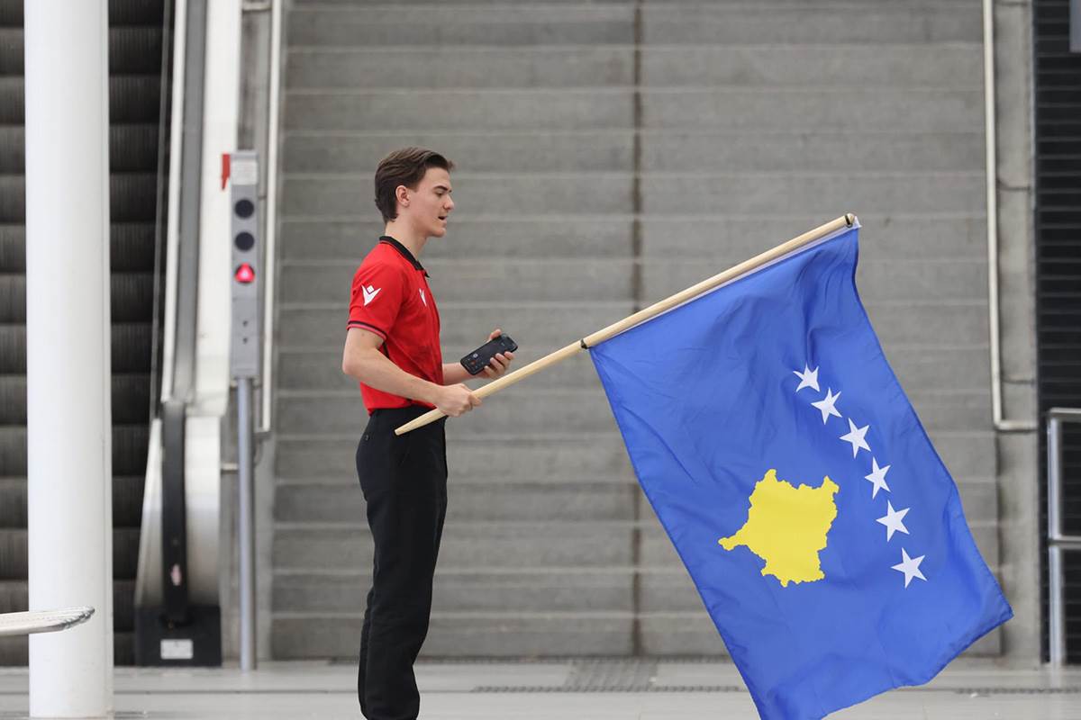Navijač sa zastavom tzv Kosova provocirao pred meč Srbije