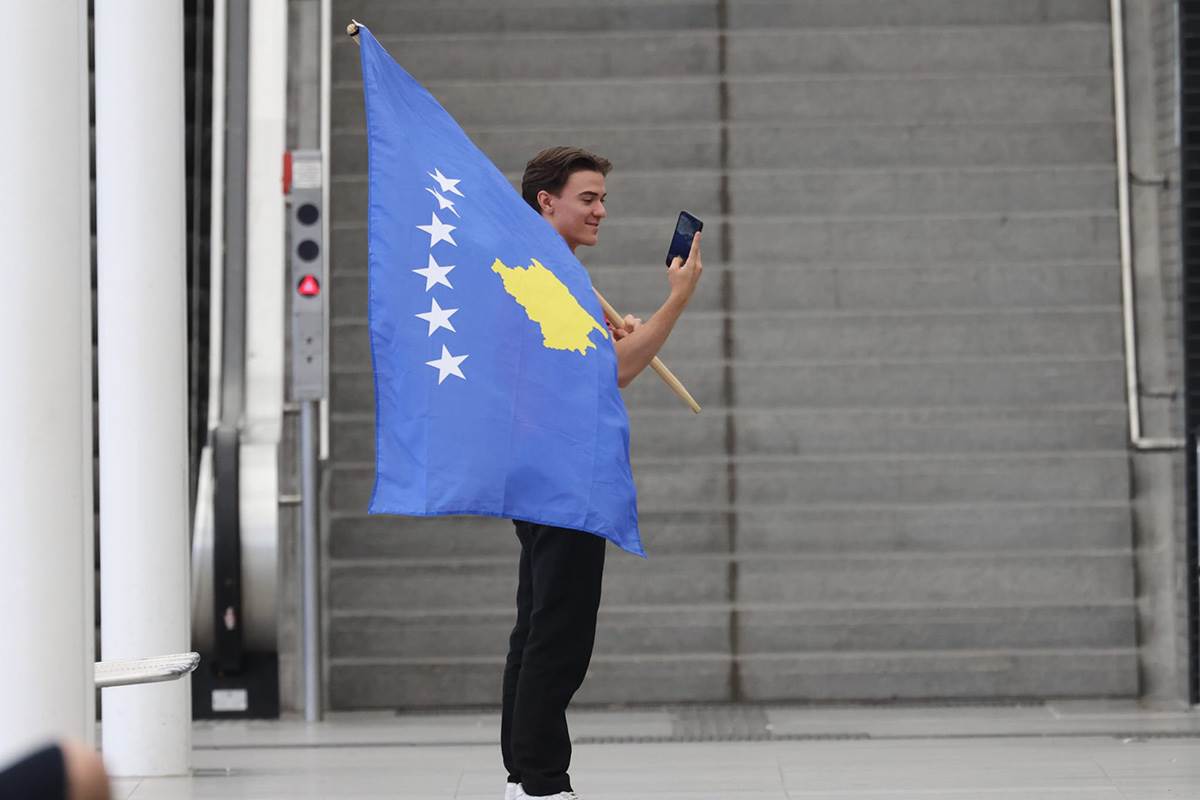 Navijač sa zastavom tzv Kosova provocirao pred meč Srbije