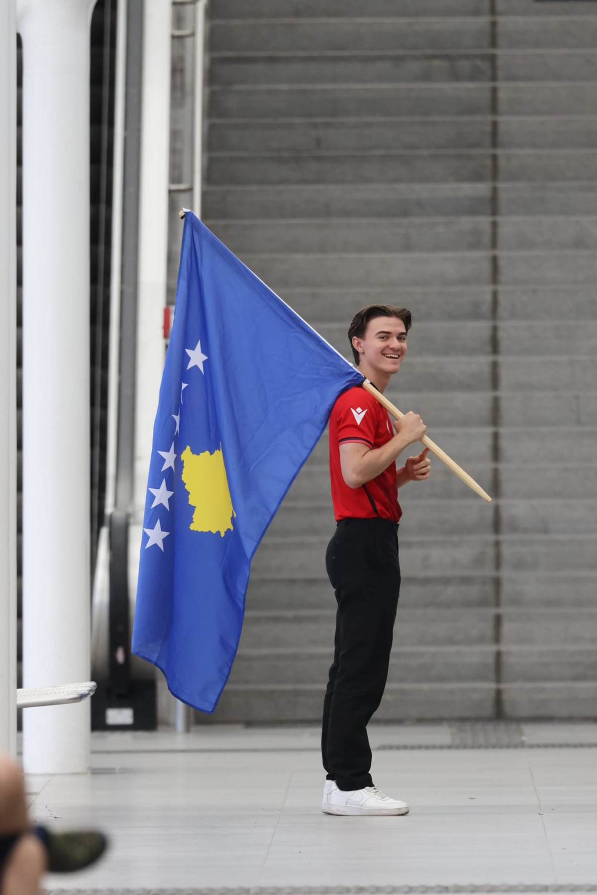 Navijač sa zastavom tzv Kosova provocirao pred meč Srbije