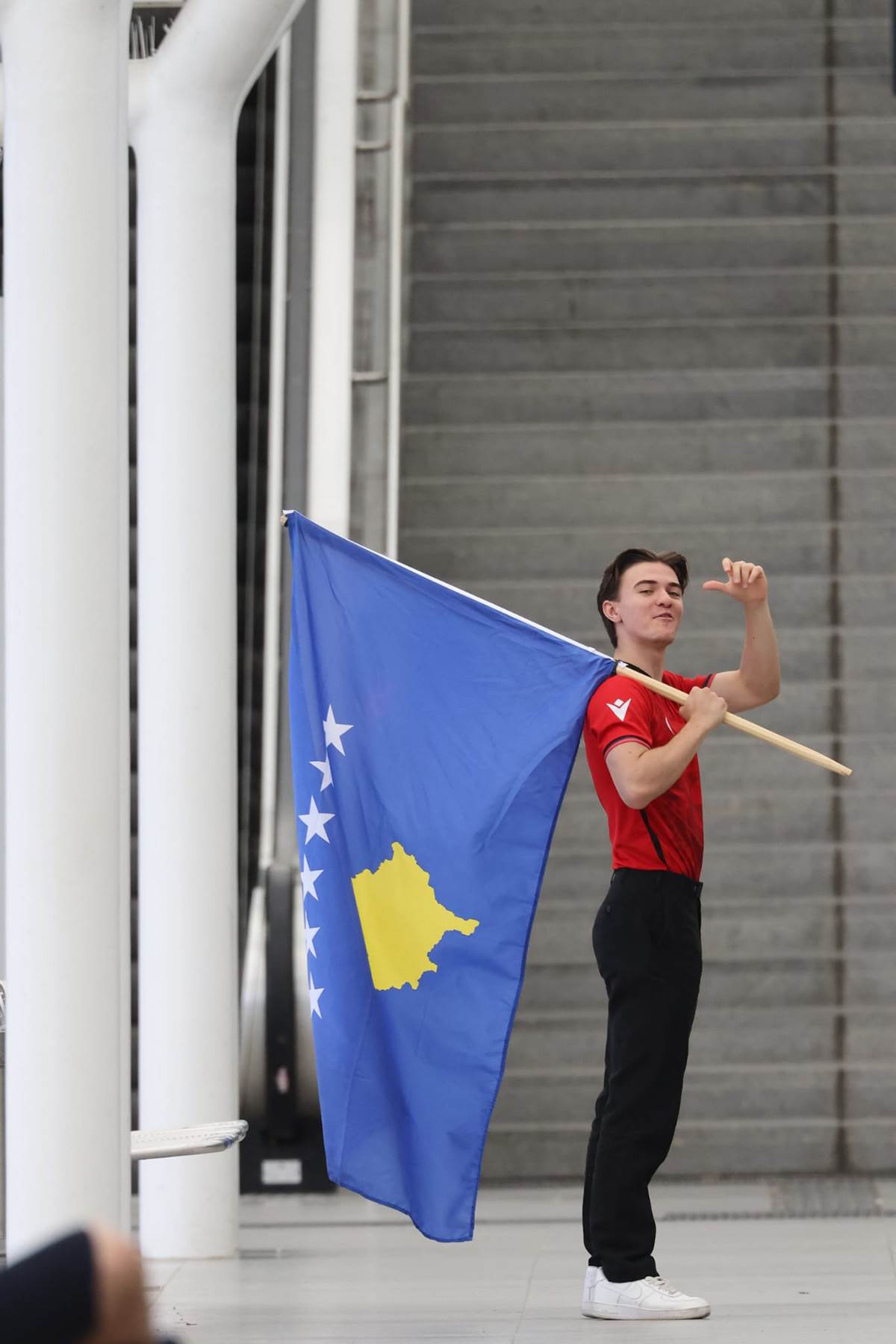 Navijač sa zastavom tzv Kosova provocirao pred meč Srbije