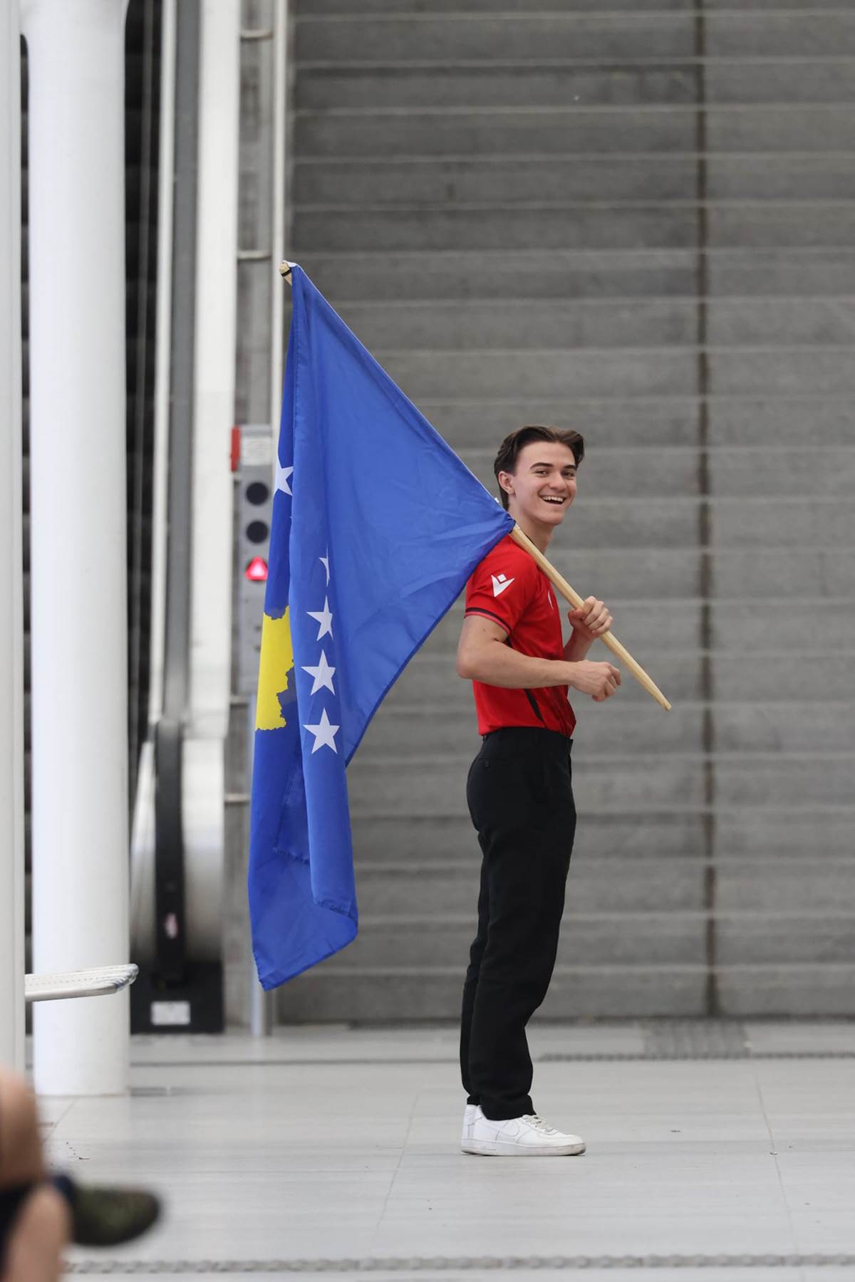 Navijač sa zastavom Kosova kod Alijanc arene (10).jpg