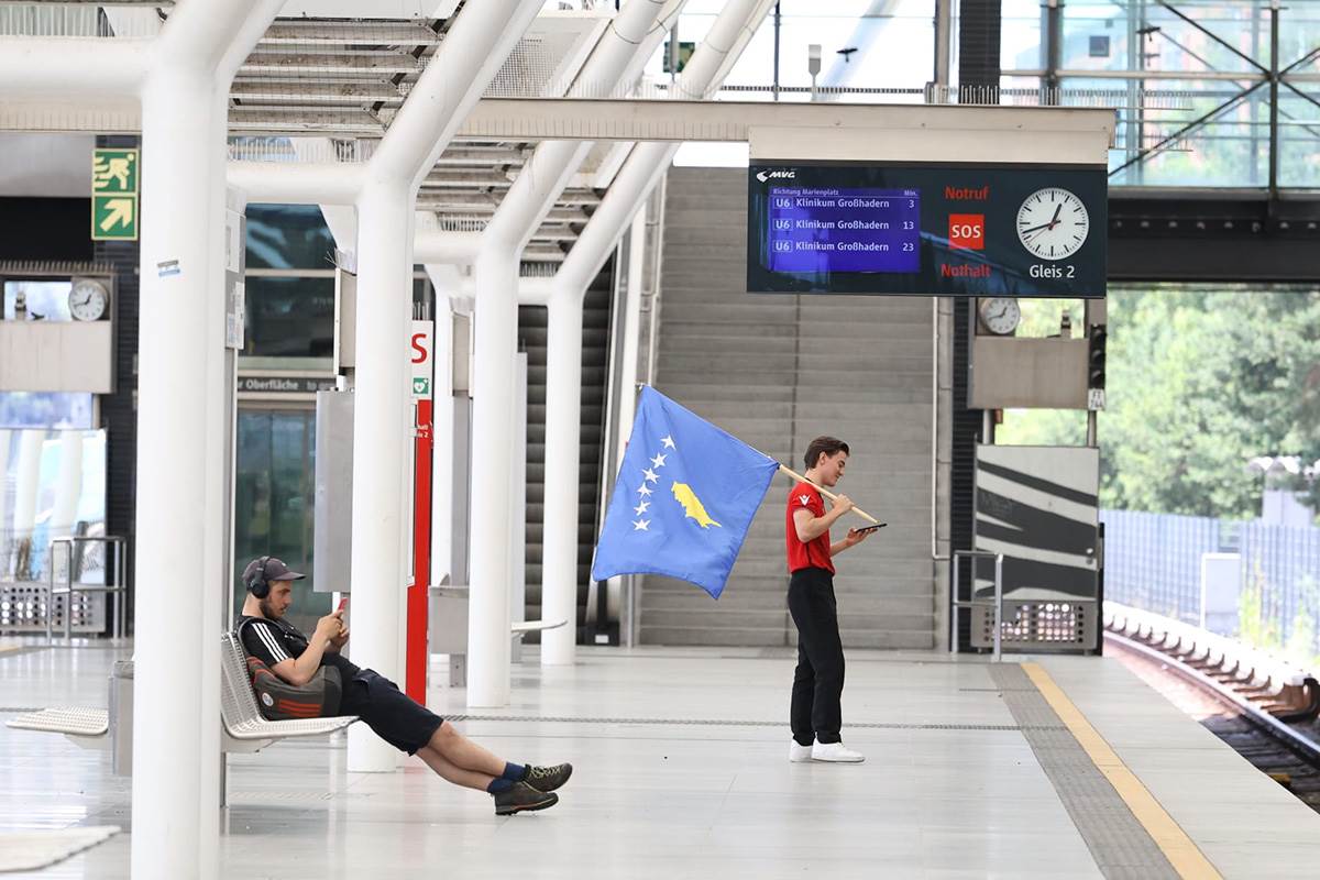 Navijač sa zastavom Kosova kod Alijanc arene (1).jpg