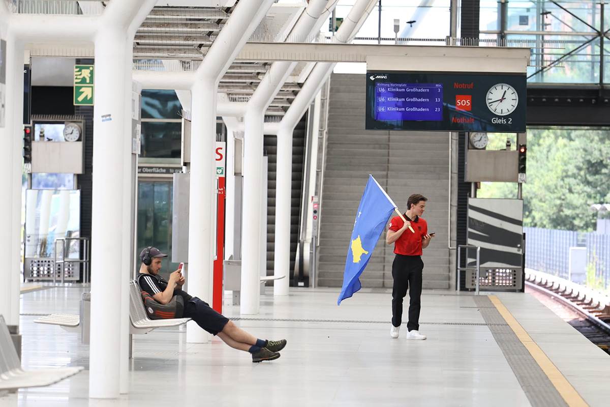 Navijač sa zastavom Kosova kod Alijanc arene (2).jpg