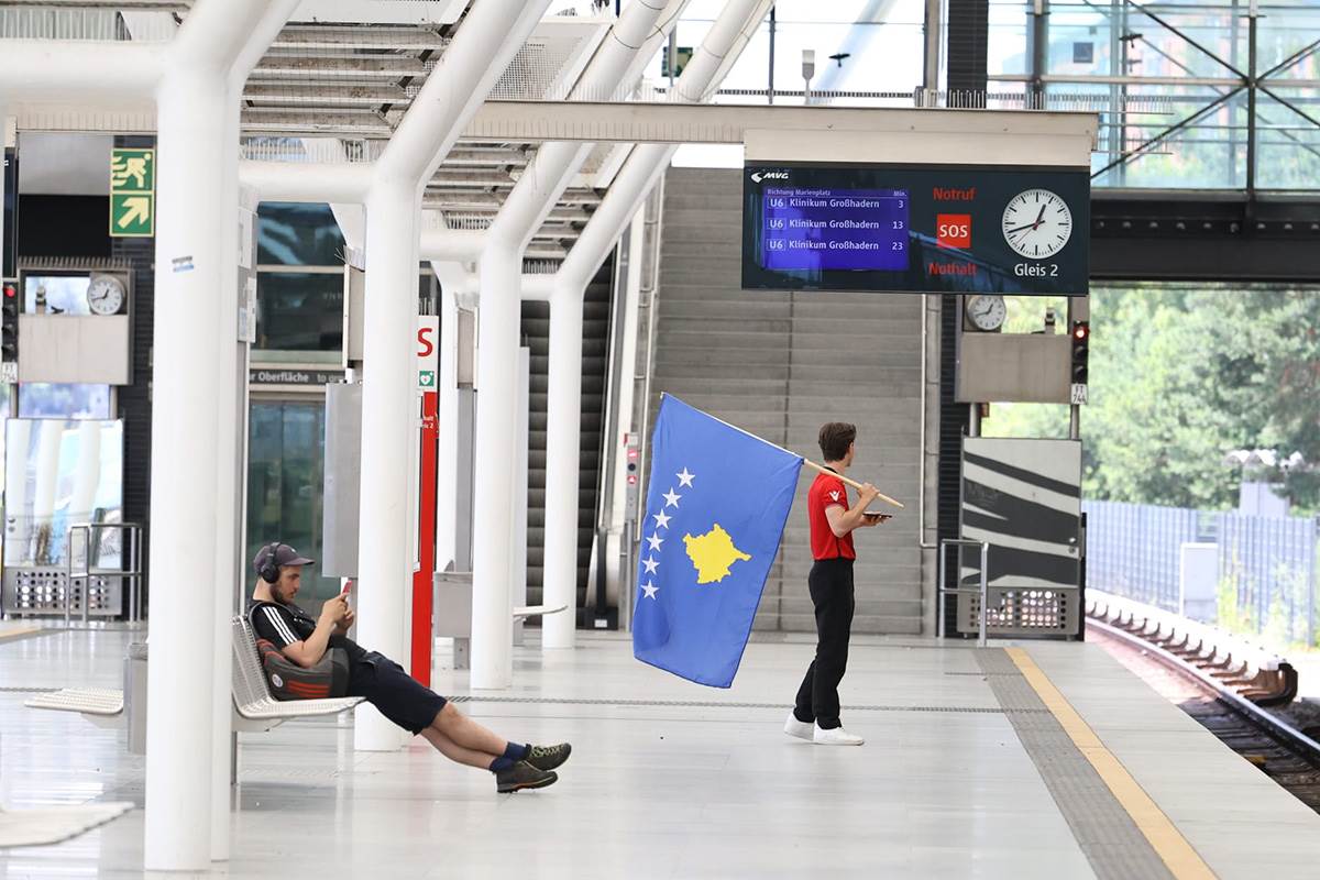 Navijač sa zastavom Kosova kod Alijanc arene (3).jpg