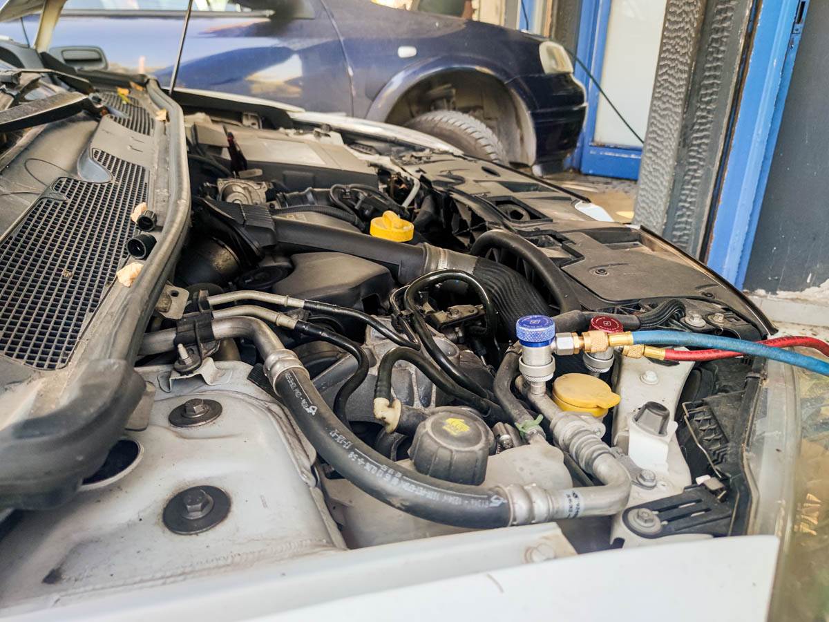 automehaničar automobil kvar servis motor