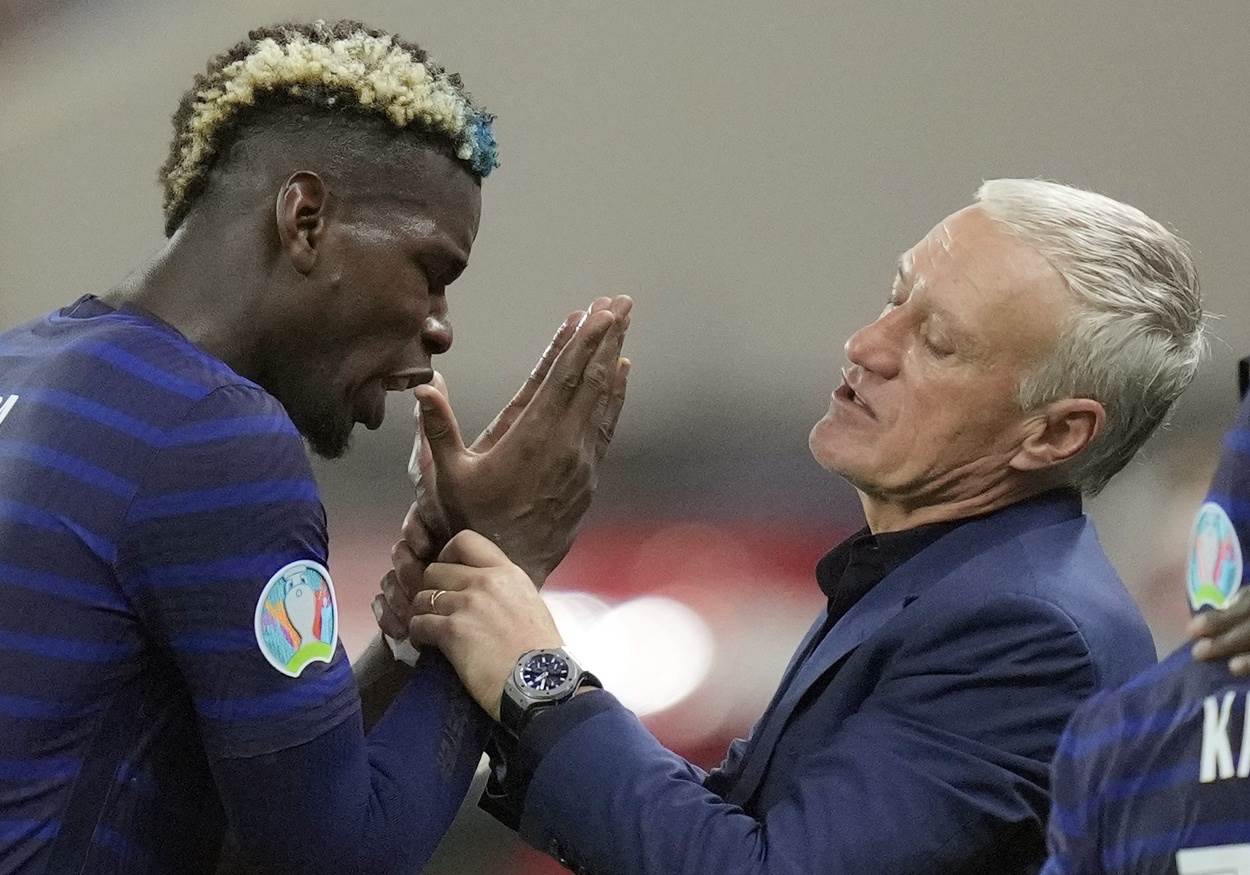Pol Pogba i Didije Dešan se raspravljaju na utakmici