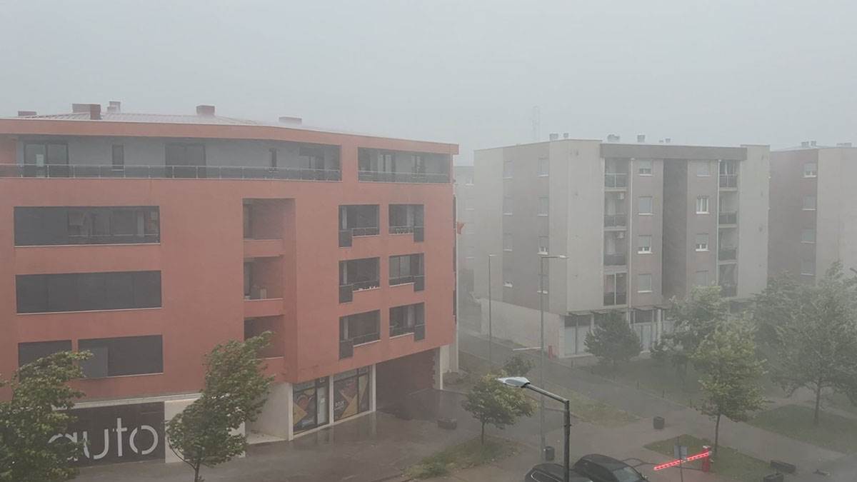 Jako olujno nevreme zatreslo i Crnu Goru (1).jpg