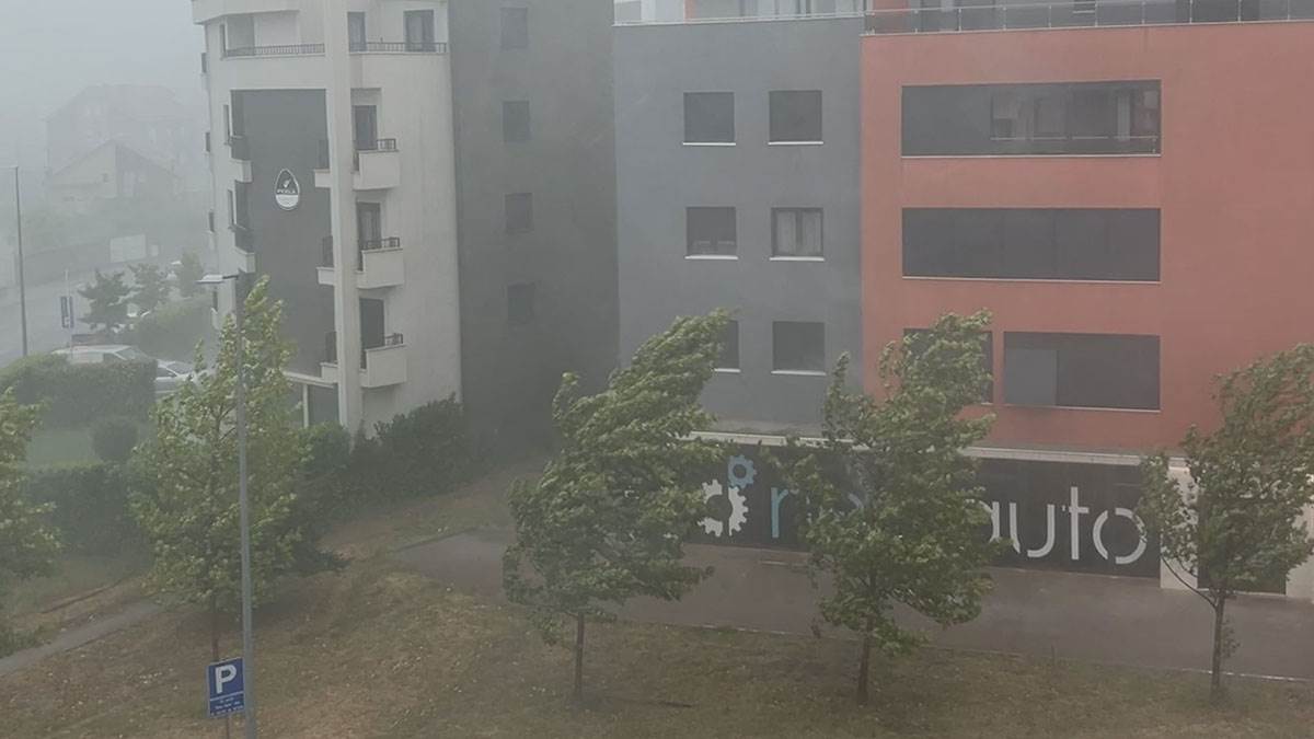 Jako olujno nevreme zatreslo i Crnu Goru (3).jpg