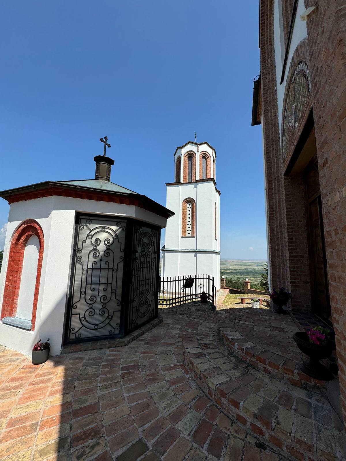 Crkva Svetog Teodora Vršačkog (4).jpg