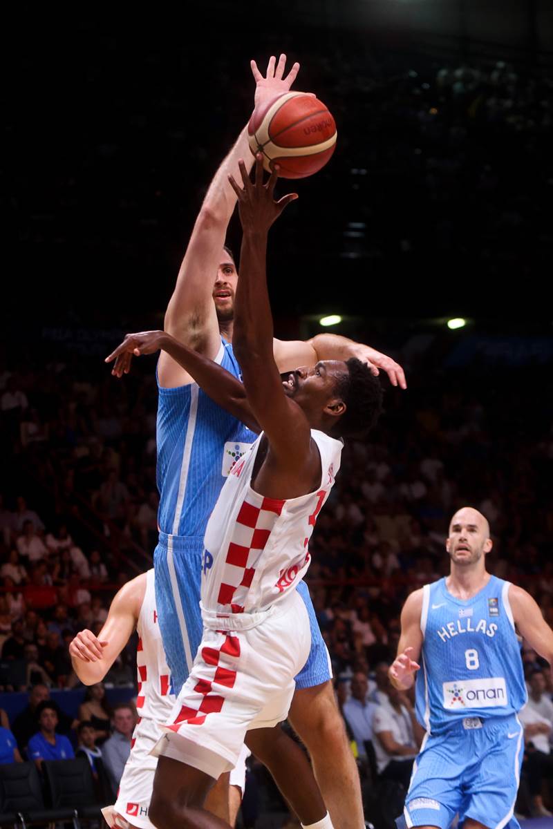 HRVATSKA NIJE USPELA, JANIS ODVEO GRKE U PARIZ! Ništa od senzacije, Hezonja i ekipa "izrešetani" u Atini