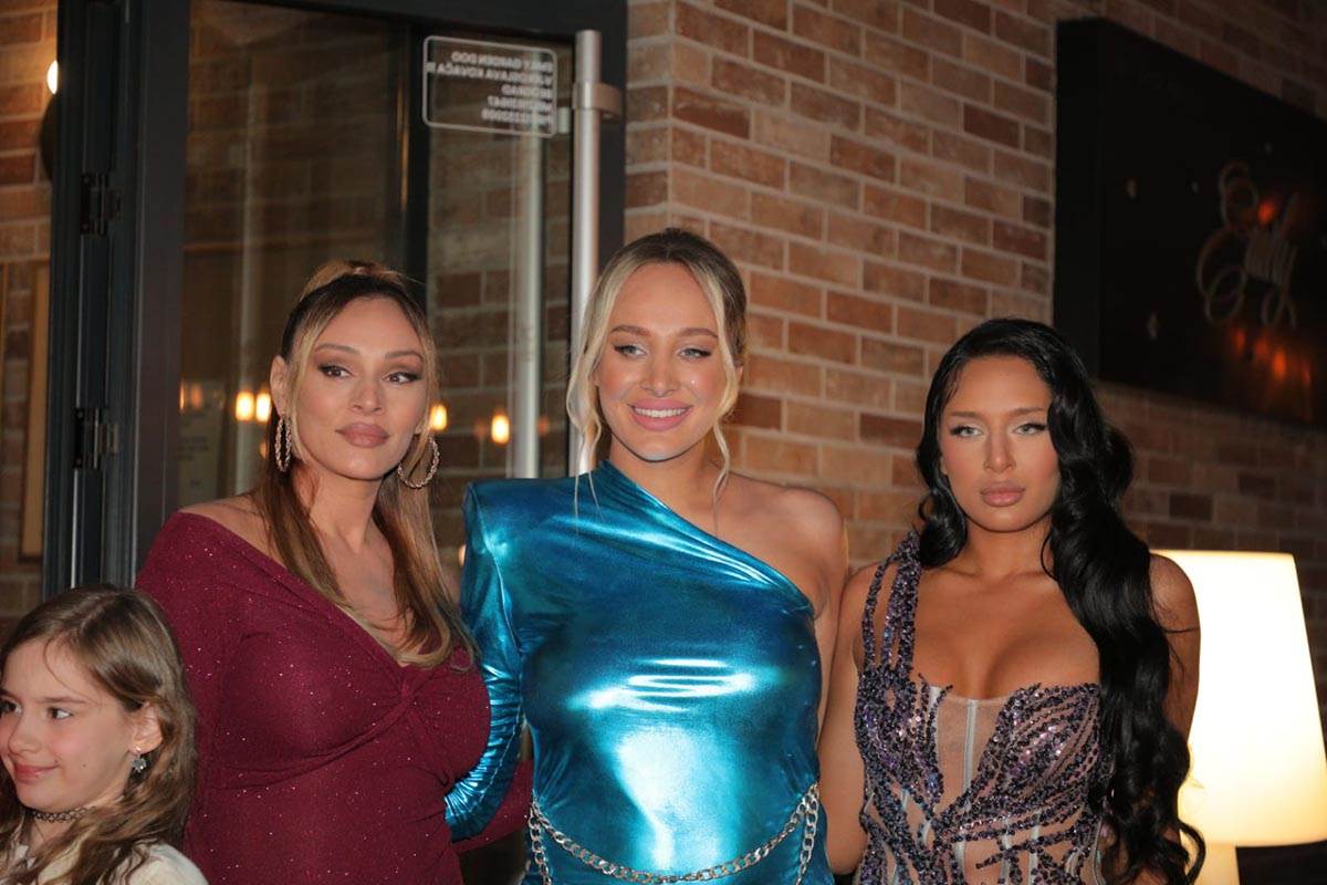 Luna Đogani se skinula u bikini