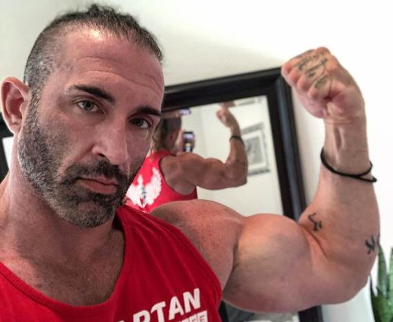 Bodibilder koji je postao riba i po na meti kritika jer se borio sa ženom