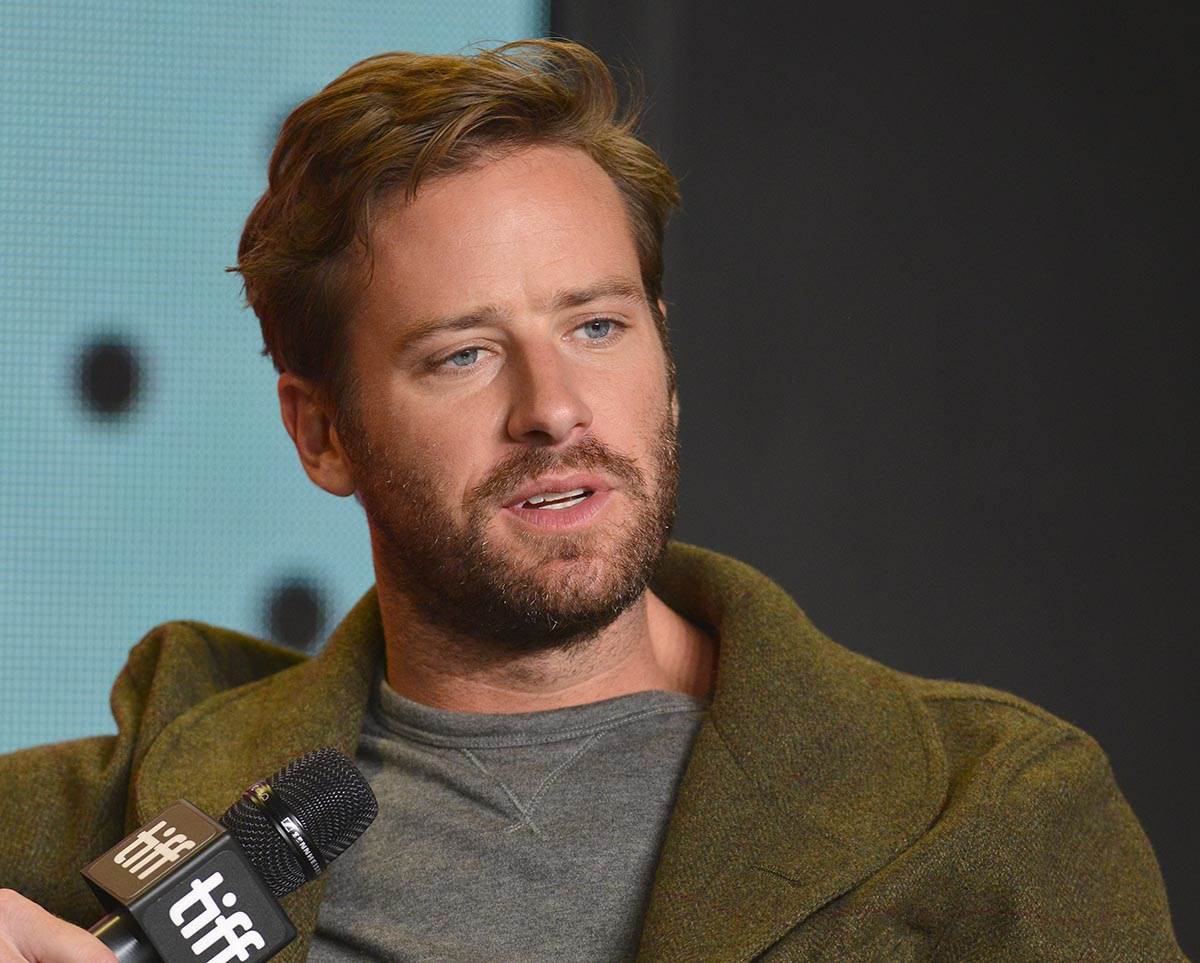 Glumac koji je hteo da pojede bivšu požalio se da nema više ni za benzin 