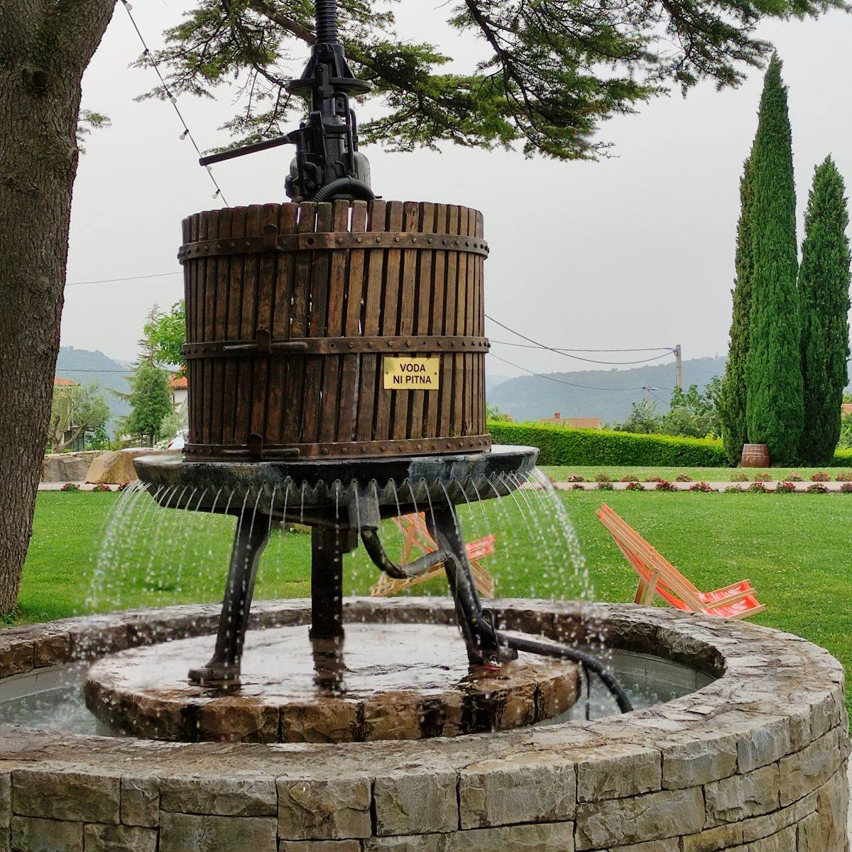 Slovenija Vinska fontana2.jpg