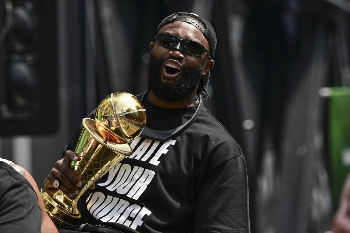 Džejlen Braun sa šampionskim peharom NBA