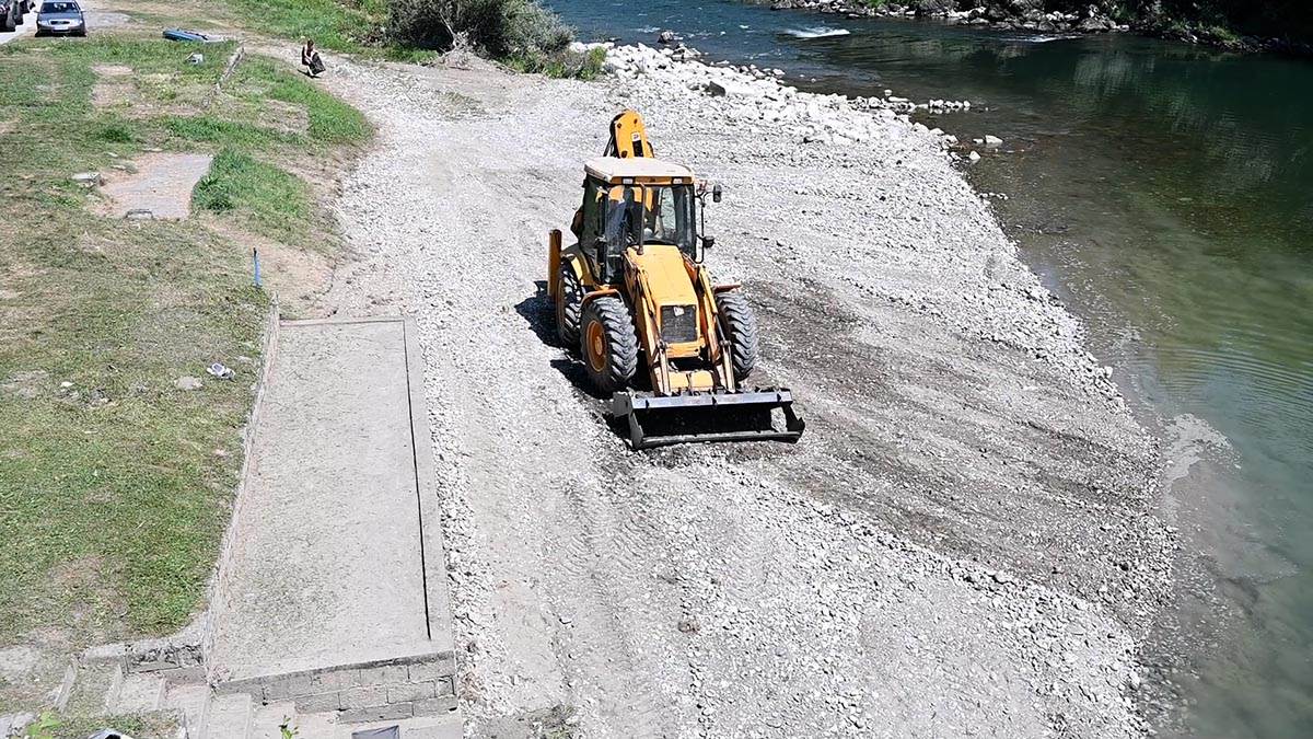 Spas od tropskih vrućina Prijepoljci pronašli na plaži Petrovac (5).jpg