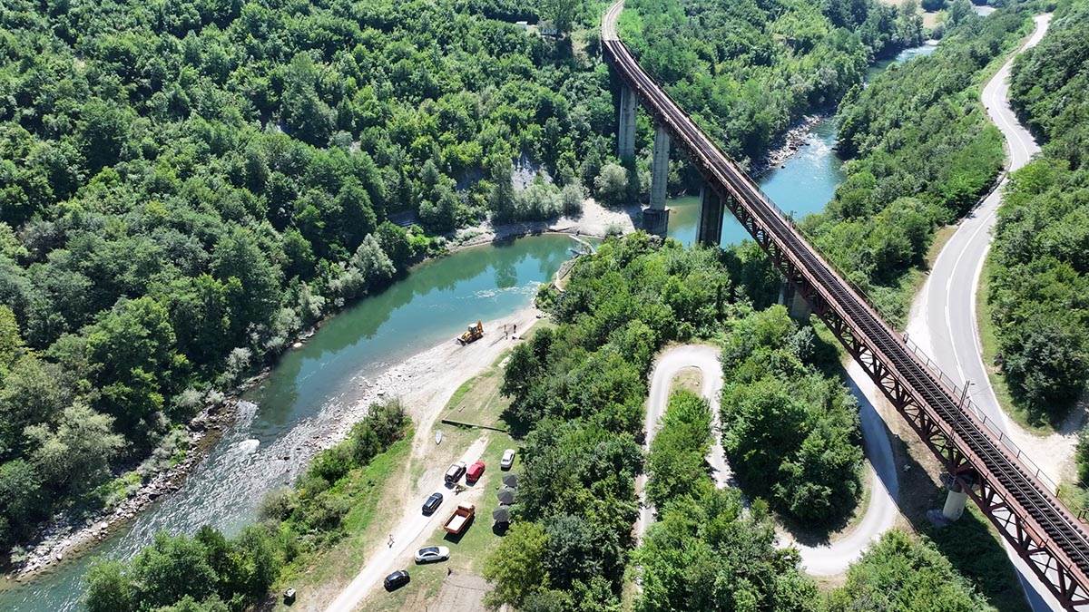 Spas od tropskih vrućina Prijepoljci pronašli na plaži Petrovac (10).jpg