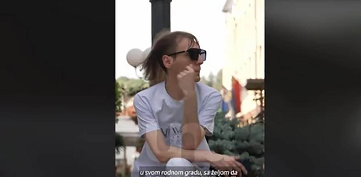 STEFAN JE PREKO NOVINA SAOPŠTIO RODITELJIMA DA JE HOMOSEKSUALAC (1).jpg