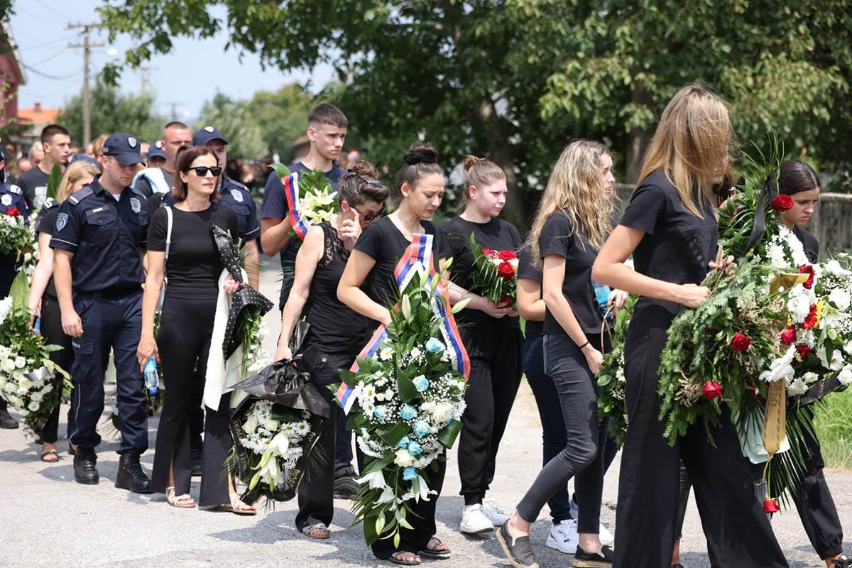 Poruka sestre ubijenog policajca Nikole Krsmanovića pre sahrane