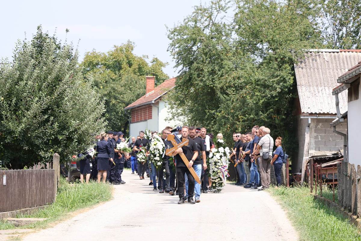 Poruka sestre ubijenog policajca Nikole Krsmanovića pre sahrane