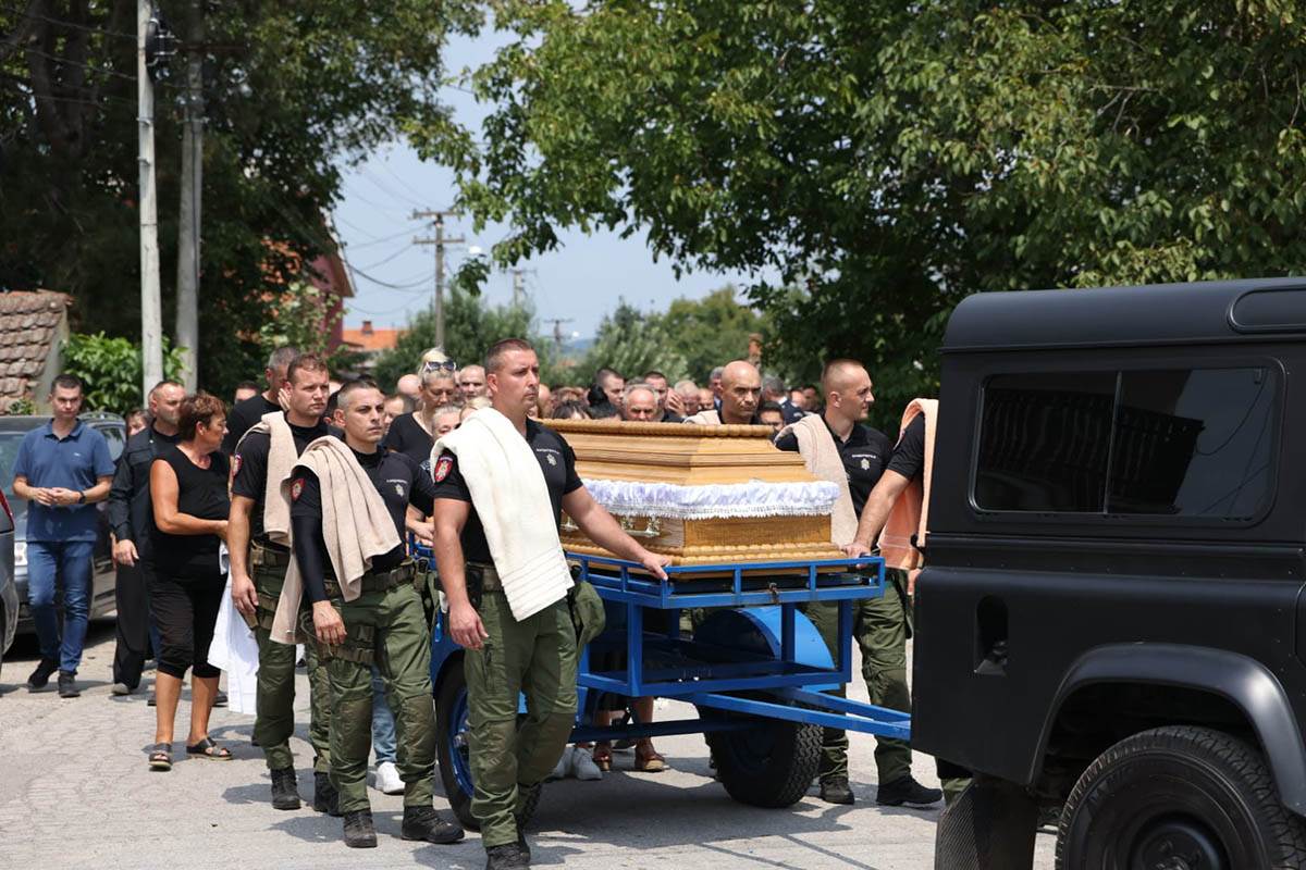 Sahrana ubijenog policajca (6).jpg