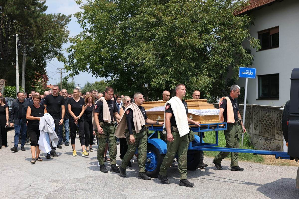 Sahrana ubijenog policajca (9).jpg