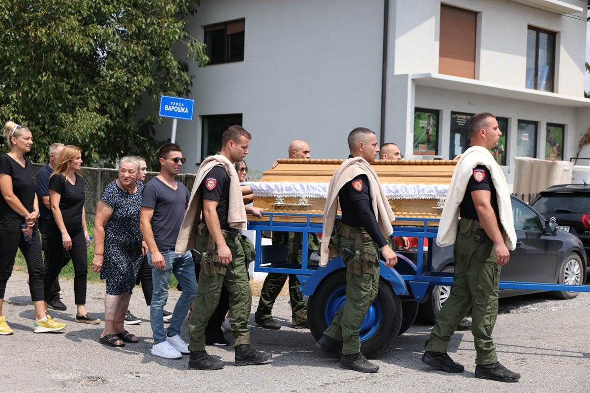 Sahrana ubijenog policajca (13).jpg