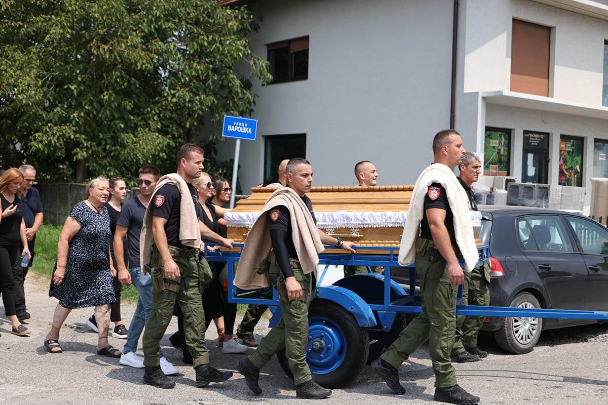 Sahrana ubijenog policajca (14).jpg
