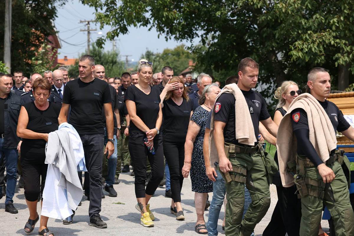 Sahrana ubijenog policajca (15).jpg